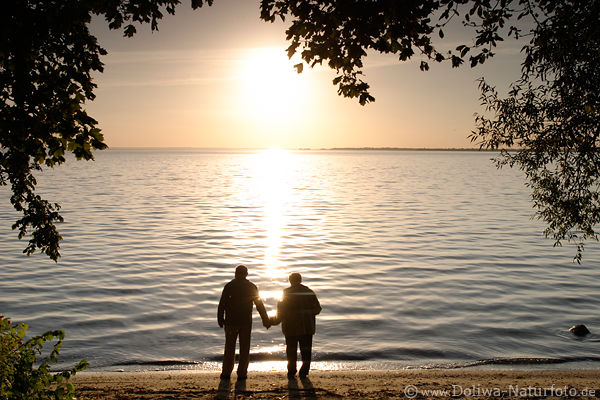 Paar Randezvous in Sonne Hndchen halten am See Wasserufer Date