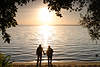 Paar Randezvous in Sonne Hndchen halten am See Wasserufer Date