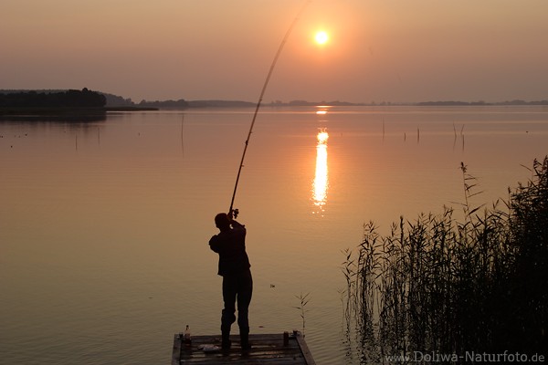 See-Sonnenuntergang Angler am Wasser in Nebel fischen Angelwurf