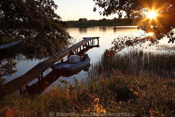 Seeufer Sonnenstern Reflexe romantische Naturstille ber Wassersteg Tretboot