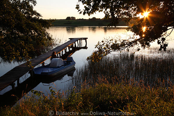 Seeuferromantik am Wassersteg Frau in Boot Sonnenuntergang Sterne