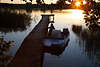 Seeromantik Naturbild Frau im Tretboot parken am Steg ins Wasser bei Sonnenuntergang