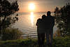 608324_ Senioren Paar, Mann & Frau verliebt am See vor Sonne, Romantik am Seeufer
