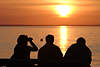See-Trio Silhouetten in Gegenlicht Sonnenuntergang gelbrot Wasserhorizont
