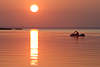 Sonnenball über See rotes Wasser Tretboot Foto Ausflug Stimmung Romantik Sonnenuntergang