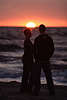706058_ Seeuferpaar Romantiktreff bei Sonnenuntergang über Meerhorizont