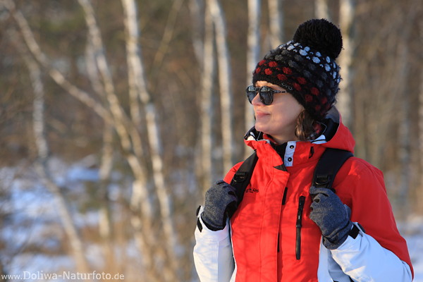 Frau vor Bumenwald in Rotjacke Girl Portrait in Schnee Naturfoto