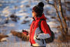Frau in Winter-Schnee Abendlicht Sonnenschein Rotjacke Porträt Naturfoto