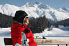 901211_Mädchen Winterporträt in sportlichen Rotjacke in Winterlandschaft auf Bank mit Gipfelblick Bild