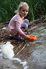Kind Mädchen am Wasser Schaum Seeufer Schilf spielend in Natur People Portrait Photo