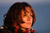 51062_ Frisur in Wind, Mädchen Portrait in roter Abendsonne, Frau verträumt in warmer Lichtstimmung Foto