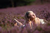 Erika Girl liegen in Blütenfeld träumen Heideblumen geniessen