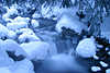 Winterbach Foto Schneekapuzen Wasserfluss Winterbild Naturzauber bläuliche Dunststimmung