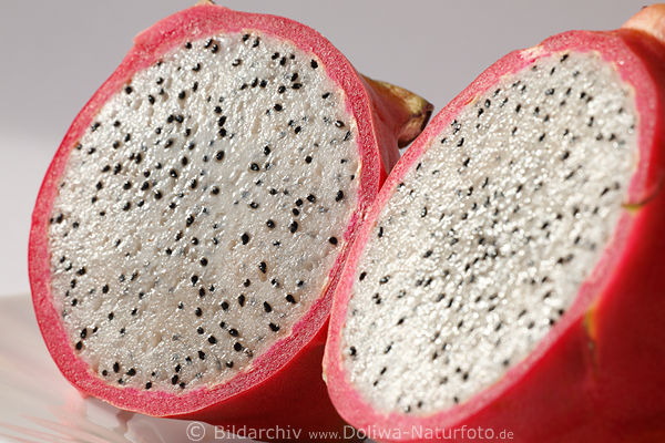 Halbe Pitayas Obstscheiben  Krner Samen im Fruchtfleisch