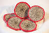 800384_ Pitaya rotweisse Ringe Foto, Obstscheiben mit Krner im weiem Fruchtfleisch der Pitahaya auf Teller photo