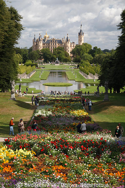 Schlossgarten Schwerin Foto Blick ber Wasser mit Besucher an Blumenrabatten