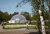 1100291_ Himmelszelt Kirche Rundkuppel Foto auf Wiese der Gartenschau von Birke und Parkblte