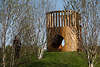 1100353_ Kinderspielturm aus Holz auf Hgelwiese in jungen Birken Foto Norderstedt Landesgartenschau