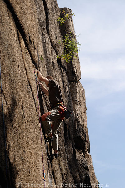 Bergsteiger steile Kletterwand Alpinist mit Seilen