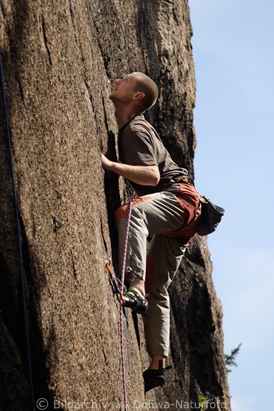 Hochkletterer steile Felsenwand Alpinist Nah senkrechte Kletterwand erobern