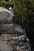 710148_ Klettersportler Paar, Kletterer Seilschaft am Felsen, Bergsteiger an steilem Felsbrocken beim Aufstieg an der Kletterwand