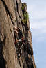 Bergsteiger Kletterkünste Foto Eroberung steiler Kletterwand Alpinist mit Seilen
