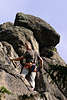 710324_ Alpinist, Kletterer unter Fels in Foto fast am Gipfel der Sudeten Berges