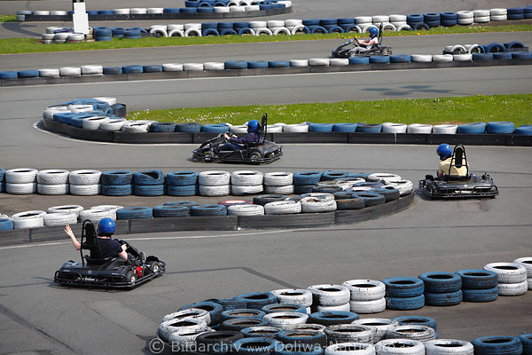 Kartfahrer in Karts Kartrennen auf Outdoor Kartbahn Autorennen schlngeln zwischen Autoreifen 