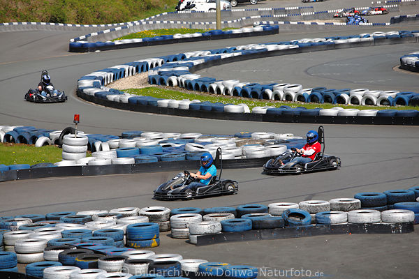 Karting Autorennen auf weiss-blauen Kartbahn in Bispingen zwischen Autoreifen
