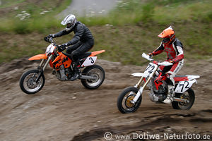 Motocross Biker Paar Duell spannendes Rennen auf Sandstrecke Geschwindigkeit Supermoto Heidbergring in Geesthacht