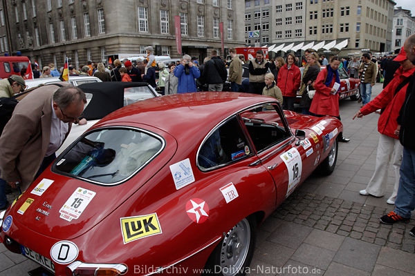 Roter Jaguar 4.2 E-Type Oldtimer Sportwagen Automobil bestaunt durch Autofans