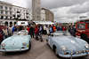 602270_ Porsche Oldtimer Fotos: Automobile Paar, 2 helle Autotypen bei Hamburg-Shanghai Rallye vor Publikum