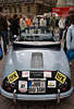 Porsche 1500 Heck Automobil bestaunt durch Publikum