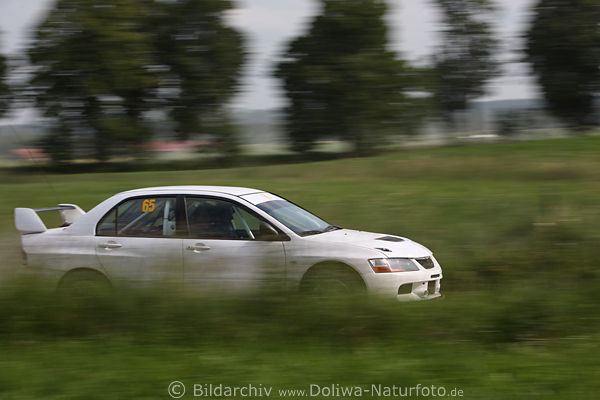 Mitsubishi wei Auto Renn-Sprint Bewegung grne Schotterpiste Masuren