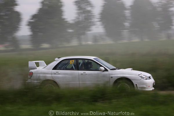 Mitsubishi Sportauto Sprint-Bewegung durch Staubnebel Schotterpiste Masuren Mazury Autorajd
