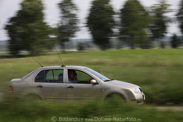 Rennwagen Auto-Bewegung in grner Landschaft Masuren Rajd Polski