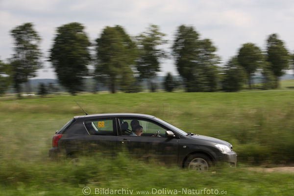 Rajd Polski Autorennen in grner Landschaft Masuren SchotterPiste Bewegung-Dynamik