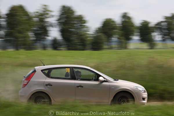 Rajd Polski Auto na zwirwce przy Marcinowa Wola Mazury Mikolajki Rennwagen Sprintbilder in Bewegung