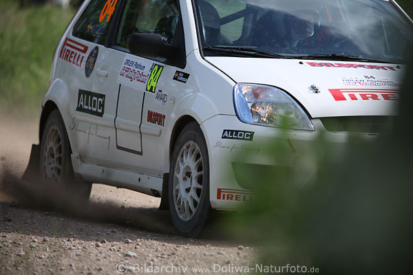 Rally Polen Schotterpiste Autorennen Drehende Rder des Palm+Henriksson Schweden Rennauto Sprint