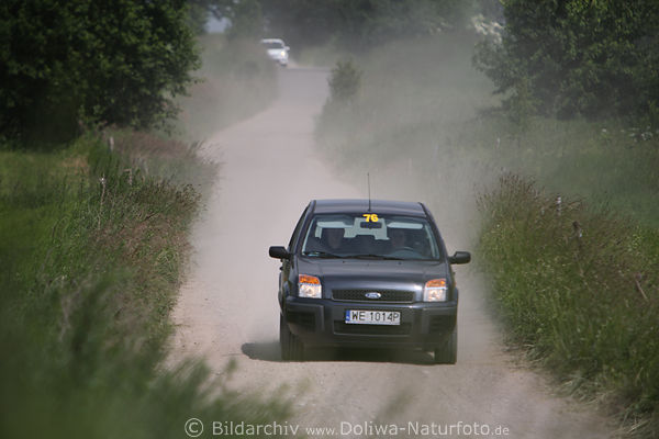 Auto Erkundungstour auf Schotterstrecke Staubpiste in Masurens
