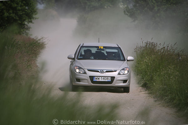 Autorennen in Staub Schotterpiste grner Landschaft Masuren Rally-Polen