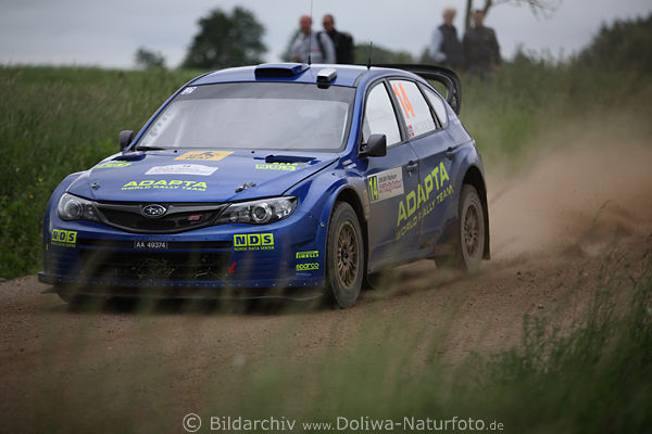 Subaru von Ostberg/Andersson Rally-Auto AktionFahrt auf sandiger Staubpiste Mazury Mikolajki Rajd Polski
