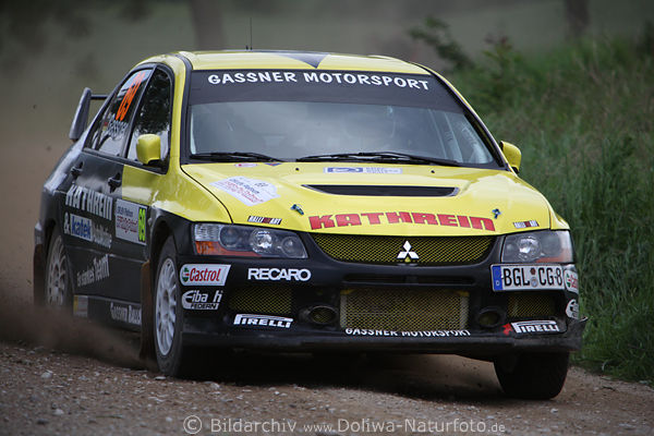 Mitsubishi Lancer RallyPolen Rennen auf Schotterpiste in Masuren