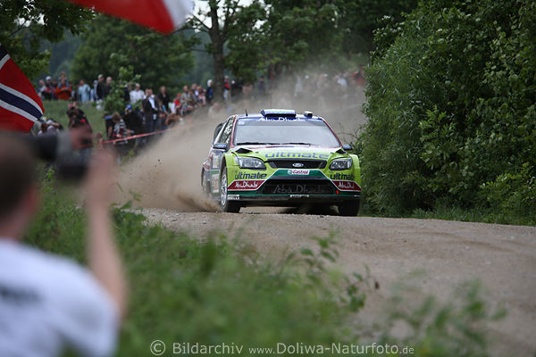 Fotografieren beim Autorennen auf Schotterpiste Rally-Mazury Rajd Mikolajki Autosprint auf Landweg Staubpiste Masurens
