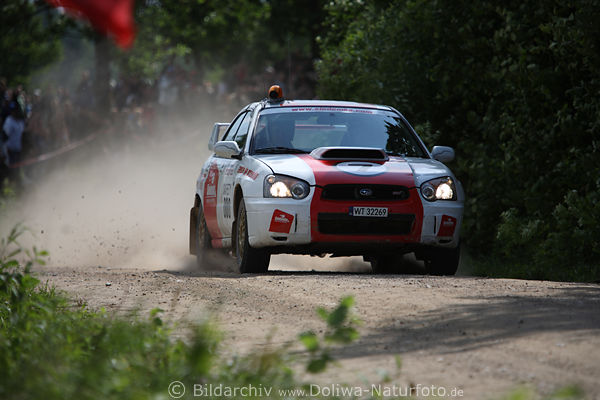 Subaru Rennwagen spurt auf Schotterpiste Masurens vor Publikum Rallye-Polen Mazury Mikolajki Rajd 