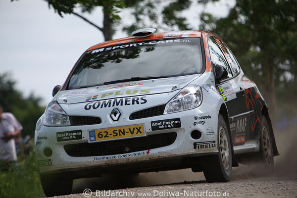 Niederlnder in Renault Rennauto Dynamik von Masuren Schotterpiste bei Paprodtken