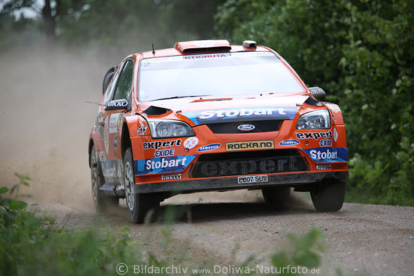 Rally-Polen Rennauto von Solberg in Staub Masurens Schotterpiste