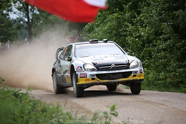 Staubwolke hinter Solberg Citroen Xsara auf Schotter Piste Masuren Rally-Polen Autorennen