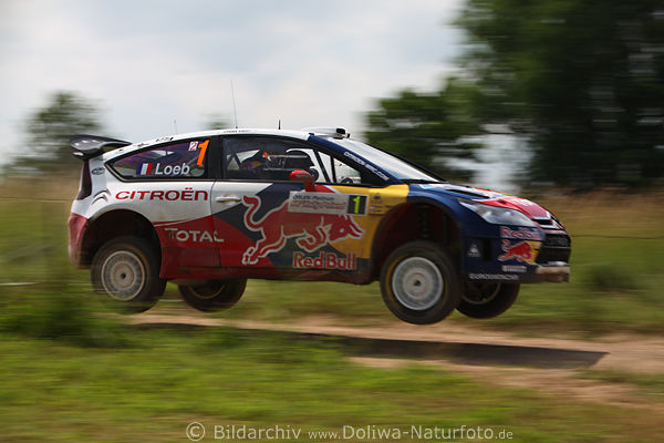 Citroen C4 Rally-Auto in Luft Sprung Dynamik speed Aktion auf SchotterPiste in Natur Masuren Mikolajki