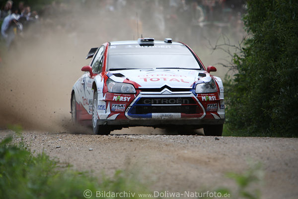 Citroen C4 von Loeb Rally-Polen spint auf SchotterPiste in Masuren Rajd Mikolajki